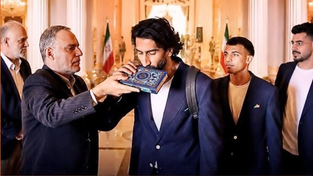 কোরআন শরিফে চুমু দিয়ে বিশ্বকাপ খেলতে গেলেন ইরানের ফুটবলাররা